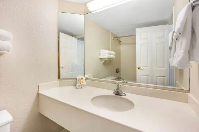 Room, King Bed, Accessible, La Quinta Inn & Suites by Wyndham Seattle Sea-Tac Airport 10/10