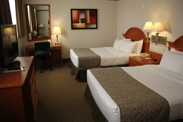 غرفة بسريرين كوين لذوي الإعاقة، Ramada By Wyndham Edmonton South 2/5