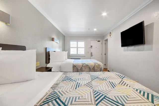 Deluxe, 2 Queen Beds, Accessible, Motel6 Ontario, CA - Convention Center Airport 2/8