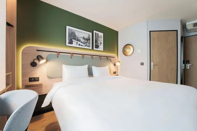 Standard, Queen Bed, Campanile Argenteuil 8/10