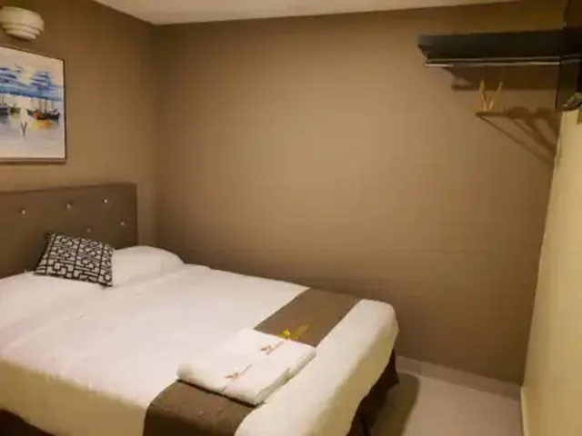 غرفة قياسية بسرير كوين، Enrich Hotel Setia Alam 2/3