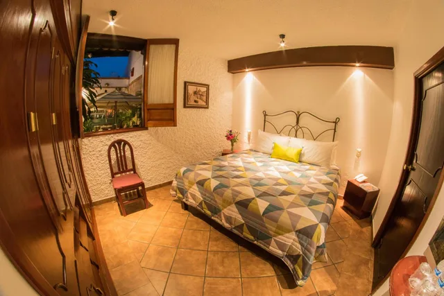 جناح جونيور مفرد، Meson de Los Remedios Hotel 7/10