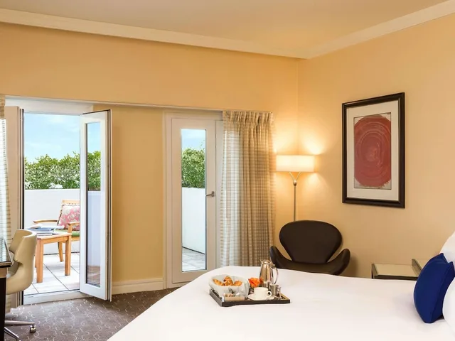 غرفة فاخرة بسرير كينج بشرفة، Hotel Sofitel Los Angeles at Beverly Hills 4/9