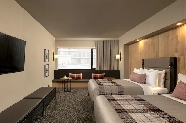 Junior, Studio, 2 Queen Beds, Street View، Peaks Hotel & Suites 5/10