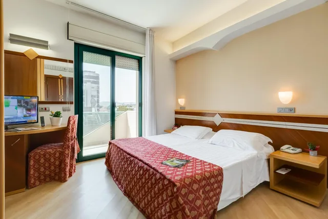 Room, Double or Twin Bed, Lateral Side Sea View، Hotel Europa 3/10