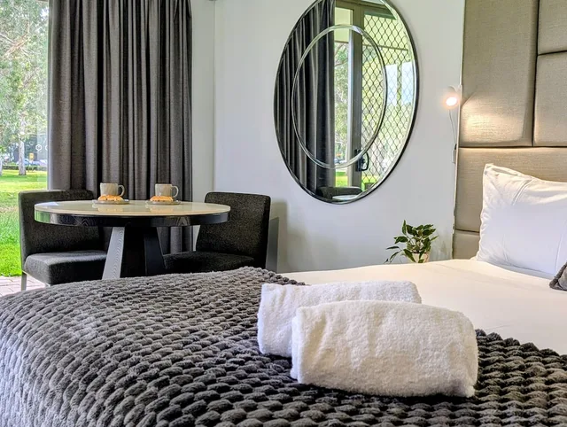 غرفة تنفيذية بسرير كينج، ISLAND PALMS MOTOR INN 3/4