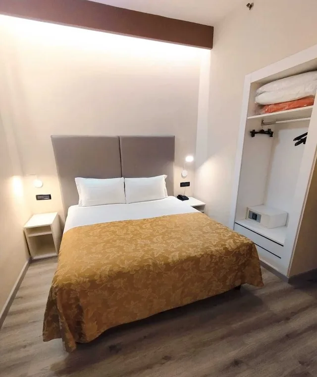 Standard, Double or Twin Bed, Continental 4/9