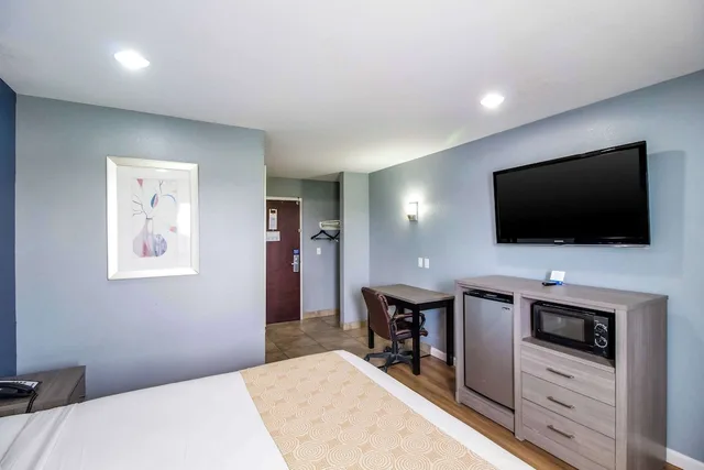 غرفة قياسية بسرير كينج، Rodeway Inn & Suites Port Arthur - Groves 1/3