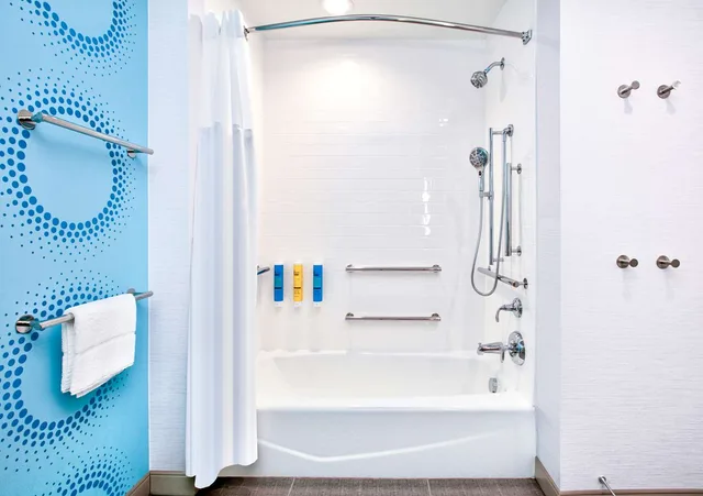 Room, King Bed, Bathtub, Accessible, Tru by Hilton Wichita Falls 2/3