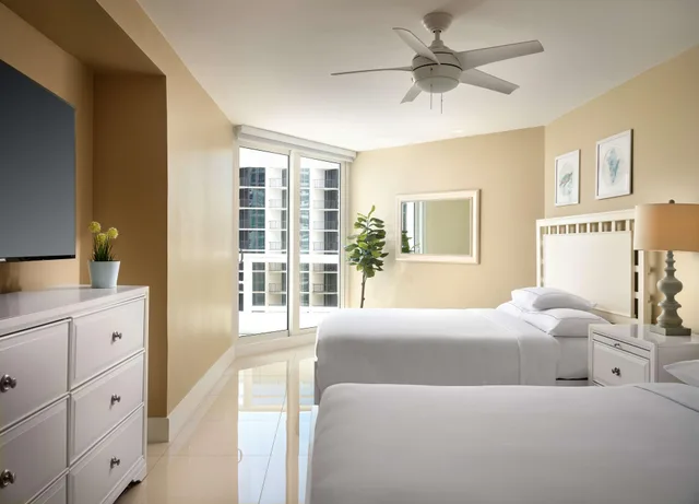 غرفة بسرير مزدوج بغرفتي نوم، Doubletree By Hilton Grand Hotel Biscayne Bay 1/4