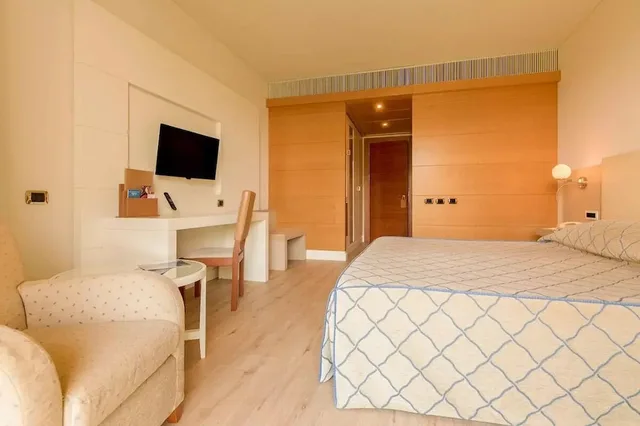 غرفة بسرير مزدوج بإطلالة على الحديقة بشرفة، Smy Carlos V Wellness & Spa Alghero 2/6