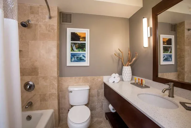 غرفة بسرير مزدوج بإطلالة على الجبل، OUTRIGGER Kauai Beach Resort & Spa 2/2