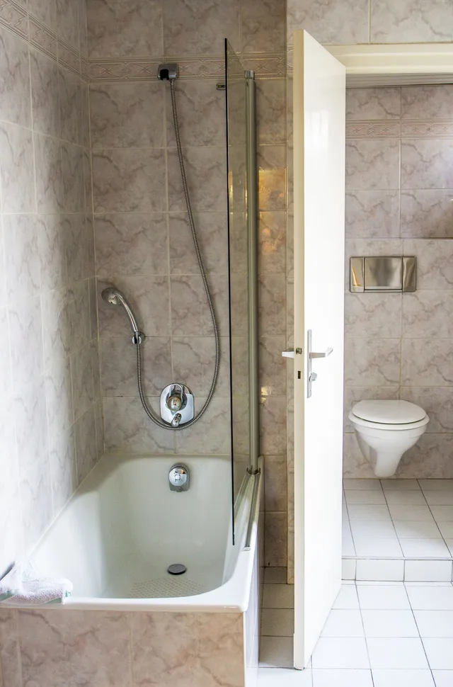 غرفة كومفورت مفردة بسرير مزدوج بحوض استحمام، HOTEL TERMINUS MONTPARNASSE 7/8