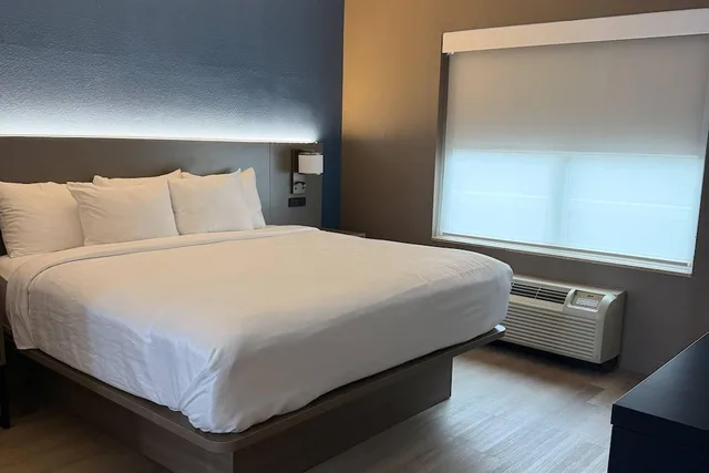 Upgrade, Suite, King Bed, Sofa، Comfort Inn & Suites Concord (Kannapolis) 2/10