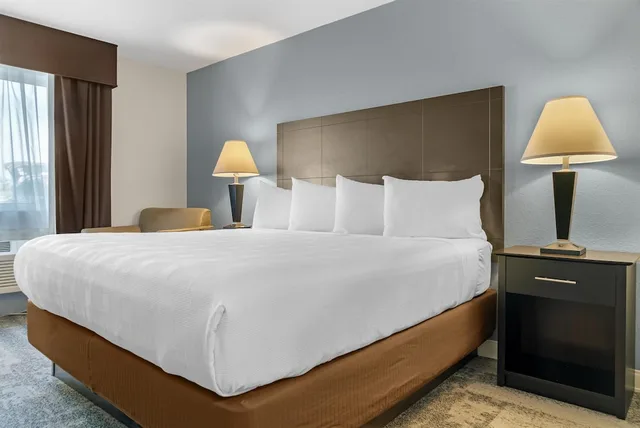 Standard, King Bed, Best Western Lakewinds 5/10