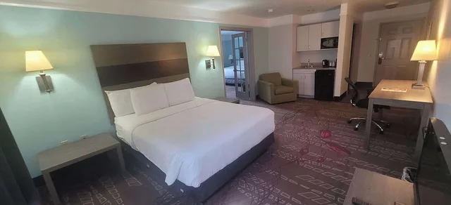 جناح عائلي بسرير كينج وسرير كوين لذوي الإعاقة، Kemah Edgewater Hotel, SureStay Collection by Best Western 2/3