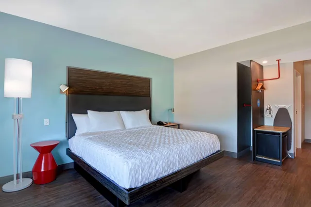 غرفة بسرير كينج بحوض استحمام لذوي الإعاقة، Tru By Hilton Fort Walton Beach 4/8