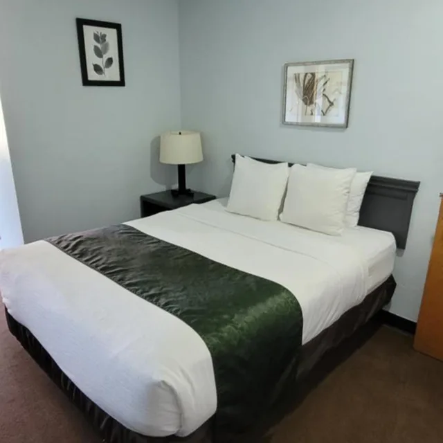 Room, Queen Bed, Pictured Rocks Inn & Suites 1/7