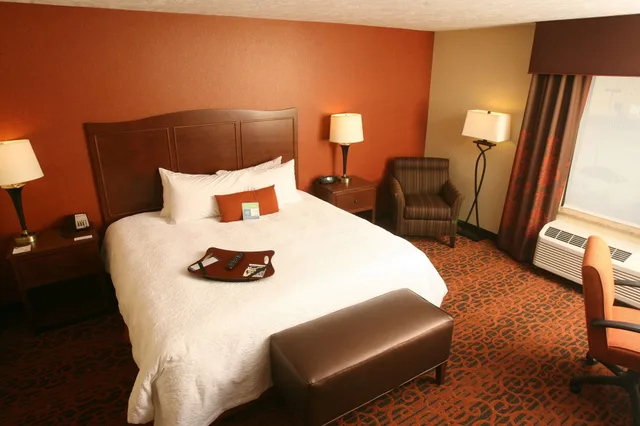 جناح استوديو بسرير كينج بشرفة مع أريكة، Hampton Inn Suites Fargo Medical Center 4/10