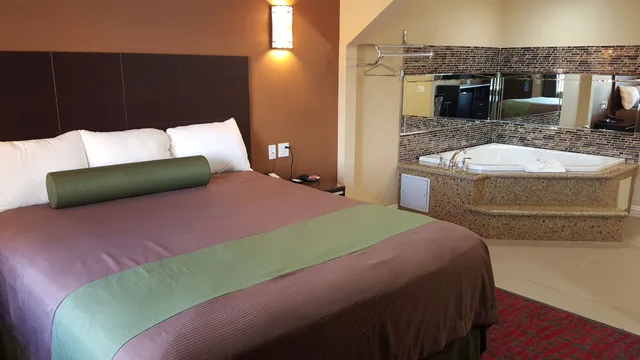 جناح بسرير كينج مع أريكة، Travelodge Inn & Suites by Wyndham Bell Los Angeles Area 4/10