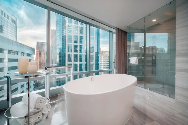 Paradox, King Bed, Bathtub، Paradox Hotel Vancouver 6/10