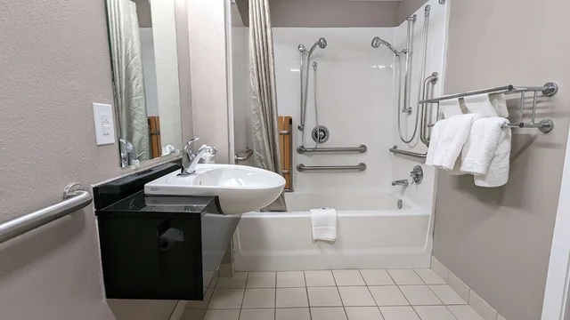 غرفة بريميوم بسرير كوين لذوي الإعاقة، Motel6 Framingham, MA - Boston West 8/10