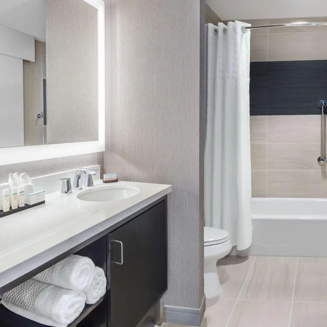 جناح بسريرين كوين بغرفتين مع أريكة لذوي الإعاقة، Embassy Suites By Hilton Houston West - Katy 5/7