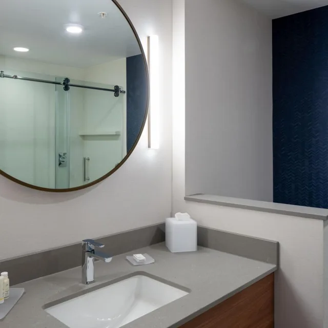 غرفة بسرير كينج بحوض استحمام لذوي الإعاقة، Fairfield Inn & Suites by Marriott Somerset 3/4