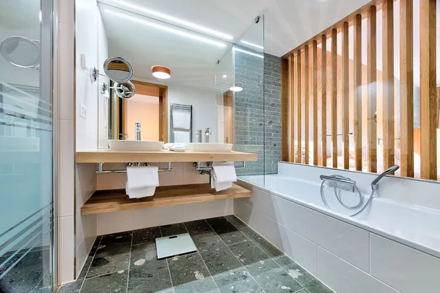 غرفة ديلوكس بسريرين منفصلين بشرفة، Les Bains de Saillon 4/4