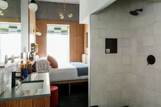 Micro Room, King Bed، The Hotel Salem 3/3
