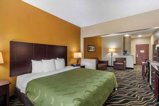 جناح بزنس بسرير كينج مع أريكة لذوي الإعاقة، Quality Suites Addison-Dallas 2/5