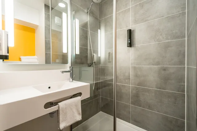 غرفة قياسية رباعية، B&B Hotel Rennes Parc Expo Aeroport 1/1