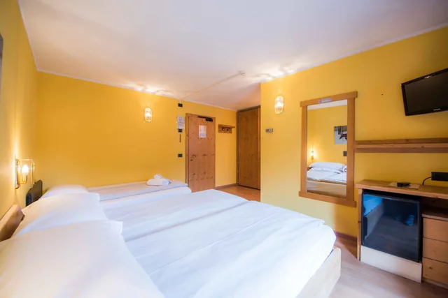 غرفة ثلاثية بسرير كوين مع أريكة، Angelica Hotel 5/10