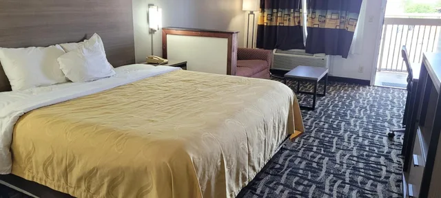 1 King Bed - Smoking, Micfridge، Motel6 Jackson, MS - Southwest 1/10