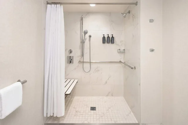 غرفة بسرير مزدوج لذوي الإعاقة، Sheraton West Des Moines Hotel 3/4