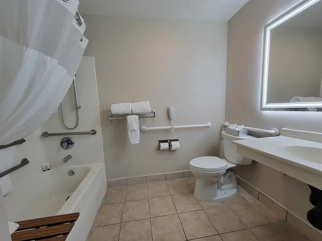 غرفة بسرير كينج وسرير كوين، Quality Inn Port Orchard, WA 7/9
