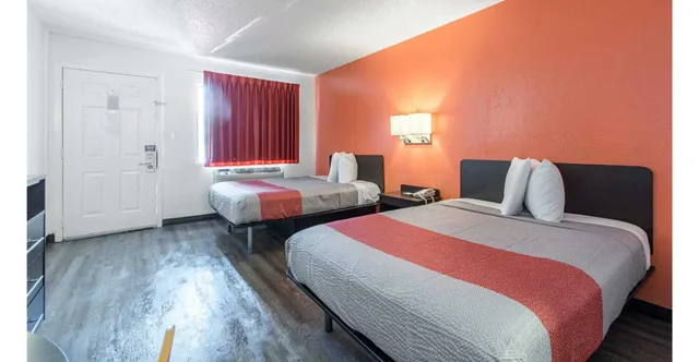 2 Full Beds - Smoking، Motel6 Norcross, GA - Atlanta Northeast 2/5