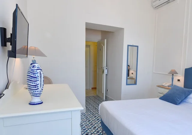 غرفة بانورامية بسرير مزدوج بإطلالة على البحر بشرفة، Garden Riviera 7/9