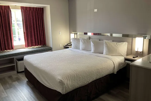 Studio, Suite, Queen Bed, Microtel Inn And Suites Clarksville 2/5