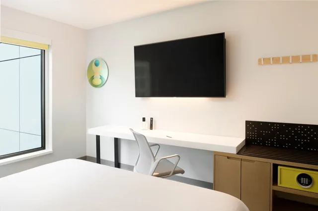 غرفة بريميير بسرير كينج بإطلالة، Astra Hotel, Seattle, A Tribute Portfolio Hotel by Marriott South Lake Union 1/4