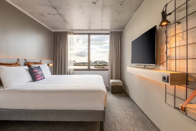 غرفة بسرير كينج بإطلالة على المرفأ، Moxy Bordeaux Hotel 1/4