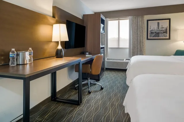 غرفة بسريرين كوين بإطلالة على النهر، Radisson Hotel Grand Rapids Riverfront 7/10