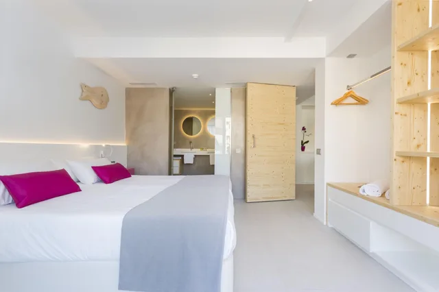 جناح جونيور بسرير مزدوج وسرير فردي بإطلالة على الفناء لذوي الإعاقة، One Ibiza Suites 1/1
