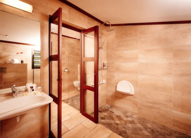 بنغل بسرير مزدوج مع أريكة بمطبخ صغير، Iloha Seaview Hotel 3/4