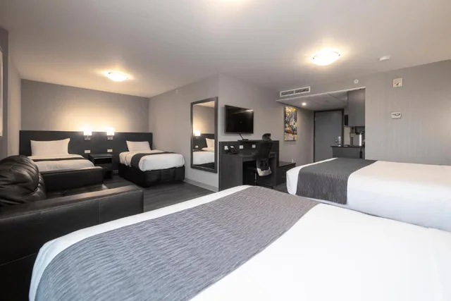 Suite, Hotel & Suites Le Dauphin Quebec 2/8