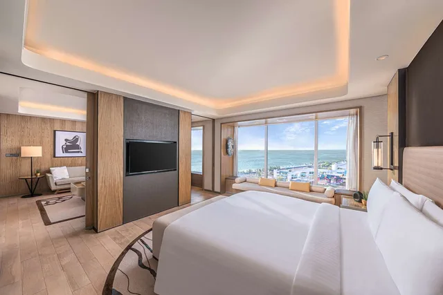 Premier, Suite, King Bed, Bay View, Lounge Access، Conrad Manila 1/4