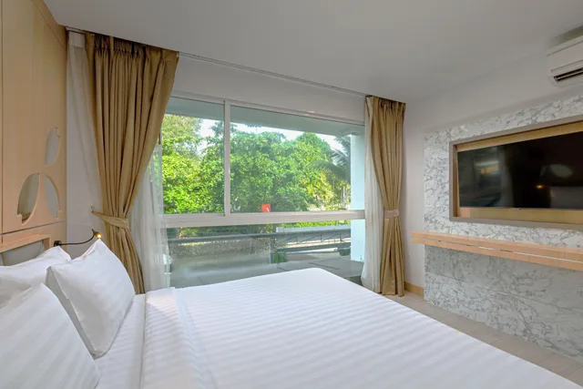 1 Bedroom, Suite, King Bed, Clarian Hotel Beach Patong 1/10
