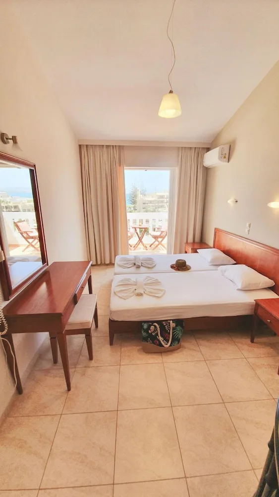 دوبلكس بسرير مزدوج وسريرين منفصلين بإطلالة على البحر بشرفة بغرفتي نوم مع أريكة، Kalimera Hotel 1/4