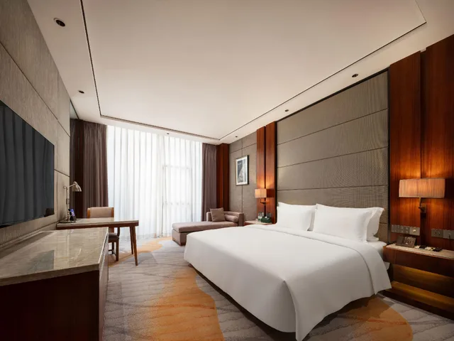 Smart, Executive, King Bed, Bathtub, Lounge Access, Palm Spring Hotel 3/3