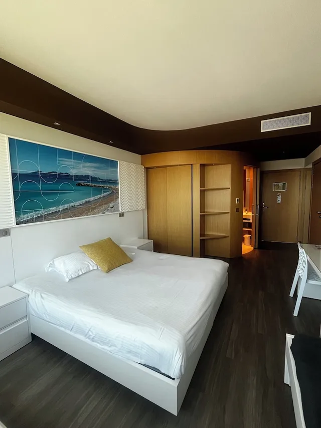 غرفة ثلاثية بسرير كوين وسرير فردي، SoBlue Hotel 1/3